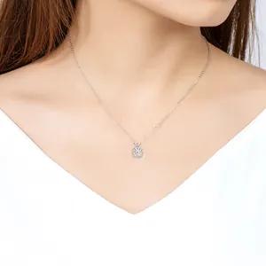 Nahaufnahme eines 2-Karat-Moissanit-Anhängers an einer Halskette aus Sterlingsilber