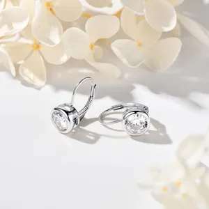 Detail der 2 Karat Moissanit Creolen aus Sterling Silber mit rundem Steinanhänger