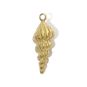 Détail d'un pendentif en forme de conque en acier titane plaqué or pour bijoux DIY