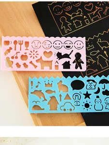 Détail de pochoirs de dessin en plastique avec divers motifs découpés (animaux, emojis)