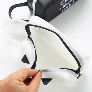 Vue intérieure d'une trousse blanche translucide avec oreilles de chat et fermeture éclair