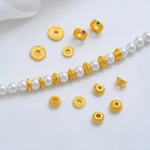 Detailweergave van 24K vergulde kralen met tandwiel- en meanderpatronen voor DIY