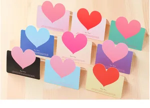 Collezione di biglietti d'auguri colorati con design unico a cuore pop-out per regali