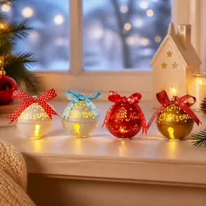 Campanelli di Natale luminosi con nastri e scritta 'Merry Christmas' sul davanzale
