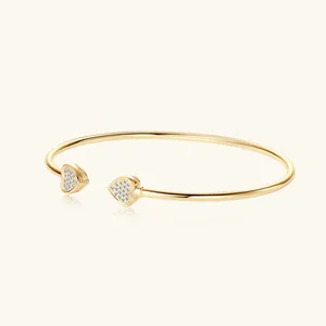 Detail eines S925 Sterling Silber Armreifs mit Herz-Motiv und funkelndem Moissanit-Besatz
