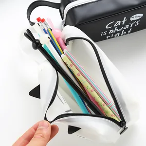Gros plan d'une trousse chat de grande capacité ouverte avec divers articles de papeterie