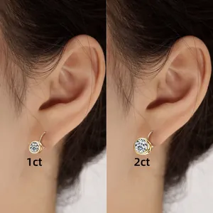 Detaillierter visueller Vergleich von 1ct und 2ct Moissanit-Silberohrringen am Modelohr.