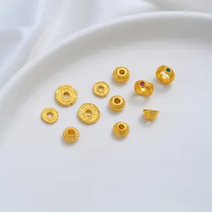 Gedetailleerd beeld van diverse 24K vergulde sieraden tussenstukjes met zirkonia voor DIY.