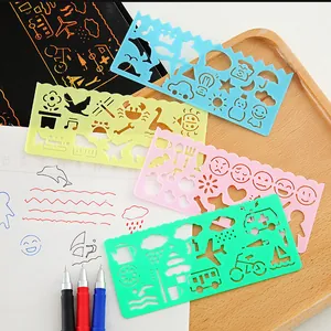 Lot de pochoirs de dessin colorés pour enfants pour le graffiti et les projets d'art.