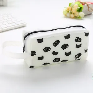 Vue détaillée d'une trousse à crayons chat mignon, grande capacité, blanc et noir.