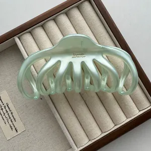 Detailopname van een 13 cm Franse retro mintgroene doorschijnende octopus haarklem