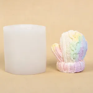 Détail du moule en silicone et de la bougie en forme de gant à texture tricotée
