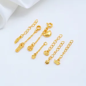 Detailansicht von 24 Karat vergoldeten DIY-Anhängern und Verlängerungsketten für Schmuck