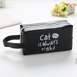 Vue détaillée d'une trousse d'écolier noire créative avec une citation de chat amusante.