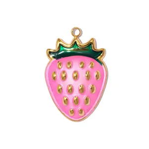 Detailaufnahme eines rosa Erdbeeranhängers mit goldenen Kernen und grünem Blatt oben