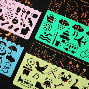 Lot de pochoirs de dessin animés colorés pour l'art créatif et le graffiti des enfants