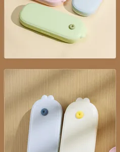 Primer plano de estuches de pulpo adorables en tonos pastel suaves.