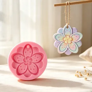 Vue détaillée du moule en silicone fleur de cerisier avec pendentif en plâtre terminé