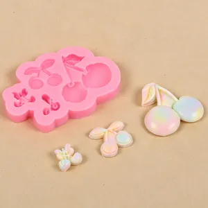 Roze siliconen kersenvorm met iriserende fondantstukjes op een beige achtergrond