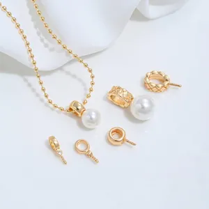 Macrodetail van 14K vergulde parelhangerhouders met elegante ruitpatronen voor sieraden