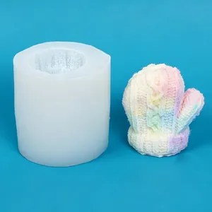 Vue détaillée du moule en silicone et de l'ornement de bougie gant tricoté multicolore