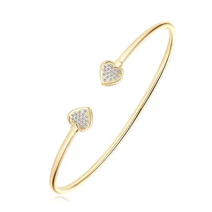 Eleganter goldener S925 Silber-Armreif mit funkelnden Herz-Moissaniten, offenes Design.