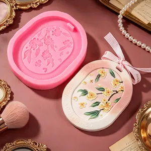 Primo piano di stampo ovale in silicone con placca di gesso floreale di osmanthus finita