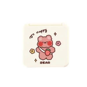 Lindo espejo de maquillaje plegable con ilustración de oso rosa y texto Happy Bear