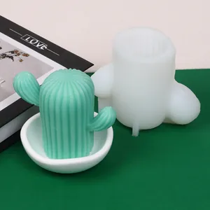 Gros plan d'un moule en silicone cactus et d'une bougie verte finie sur fond vert