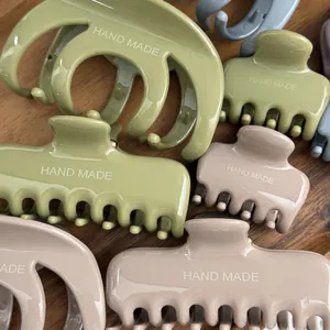 Primo piano di varie grandi mollette per capelli serie Milk Coffee su base di legno