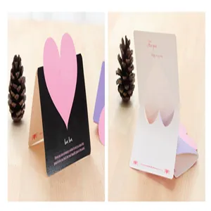 Vista dettagliata di biglietti d'auguri creativi a forma di cuore per San Valentino.
