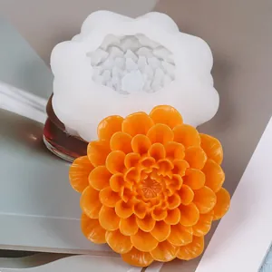 Detailansicht der 3D-Lotus-Silikonform und der fertigen orangen Duftkerze in Blumenform