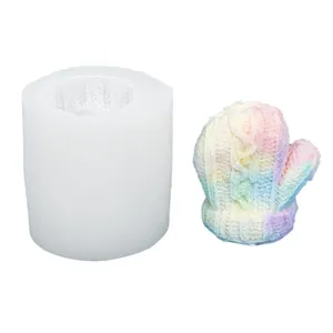 Détail du moule en silicone moufle tricotée et bougie arc-en-ciel colorée