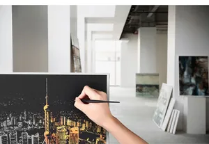 Vista dettagliata di una persona che gratta lo skyline di Shanghai su carta per scratch art.