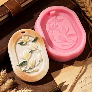 Detailansicht der Silikonform für Magnolienblüten und Gipsanhänger für Aromatherapie