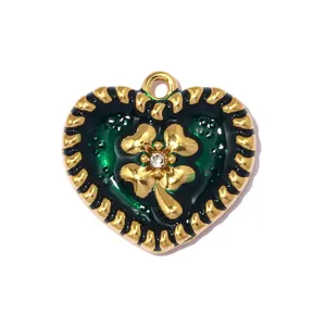 Nahaufnahme von smaragdgrünem Herzanhänger mit goldenem Kleeblatt-Motiv