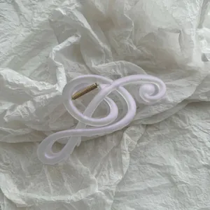 Eleganter mattierter Haarclip in Violinschlüssel-Form mit schimmerndem Finish