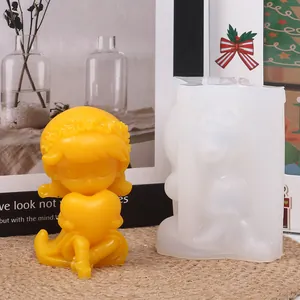 Detailansicht der DIY 3D-Mädchen Silikonform mit Herz und gelbem Kerzenfertigprodukt