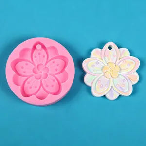 Vue détaillée d'un moule en silicone cerisier avec un artisanat en plâtre fini