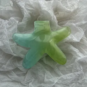 Molletta per capelli verde sfumata a forma di fiore di frangipane per le vacanze al mare.