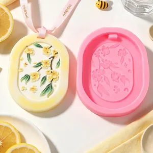 Dettaglio stampo in silicone a fiore ovale con ciondolo in gesso floreale