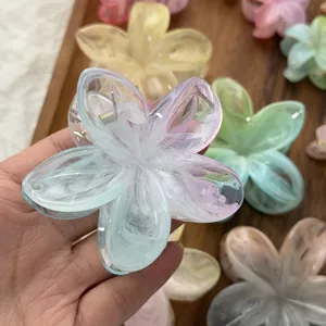 Detailopname van een haarklem in de vorm van een bloem met een elegant verloop en textuur