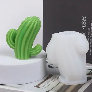 Vue macro détaillée d'un moule en silicone cactus 3D à côté d'une bougie de simulation verte finie.