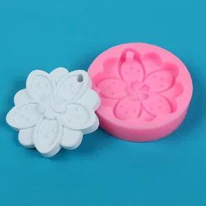 Moule en silicone fleur de cerisier Sakura avec moulage en plâtre blanc sur fond bleu