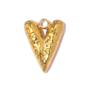 Detailaufnahme eines goldfarbenen Herzanhängers aus Edelstahl mit gehämmerter Textur für DIY.