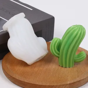 Détail du moule en silicone cactus 3D avec une bougie en cire verte sur socle en bois
