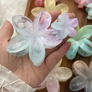 Gedetailleerd overzicht van elegante bloemhaarklemmen met verloop en marmeren