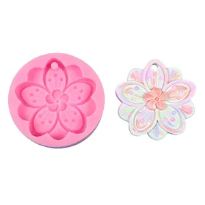 Vue détaillée d'un moule en silicone fleur de cerisier et d'un pendentif en plâtre