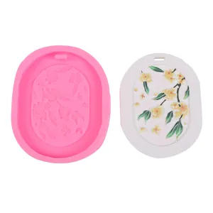 Dettaglio dello stampo in silicone a fiori e del ciondolo in gesso bianco profumato