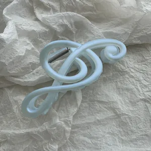 Detailansicht einer matten hellblauen Haarklammer im Design eines Violinschlüssels